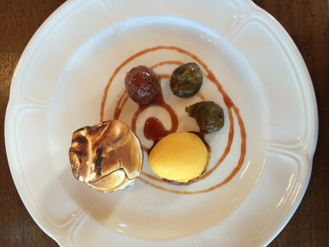 To show that I do take photos of food from countries other than Japan, here is a beautifully displayed desert served at a restaurant in northern Tasmania. The visual elements are as satisfying as the food itself.