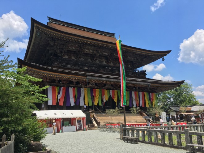 Zaodo,the main hall of Kinpusenji Temple, was decked out in banners of five colours as part of the festival celebrations. The five colours have many associations, including with the elements.