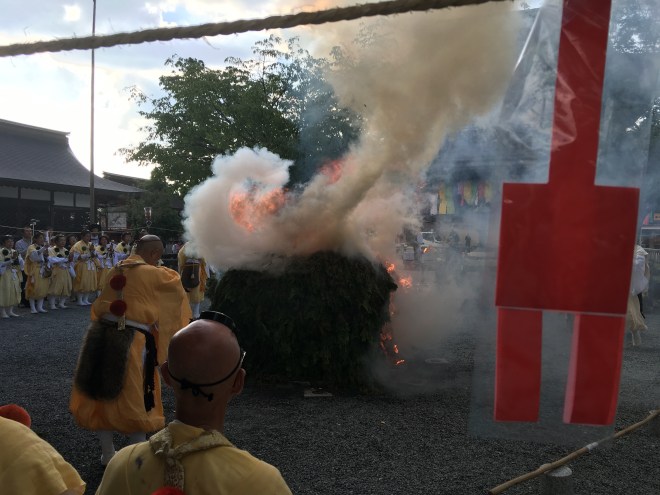 The five elemental colours were also displayed on the rope delineating the sacred space around the fire. similar to the shide, a zigzag-shaped paper streamer used in Shinto rituals, each side of the square had a different colour, with a the fifth one around the fire stack itself.